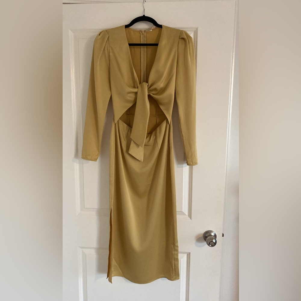 WAYF size XS cut out midi dress. In great condition